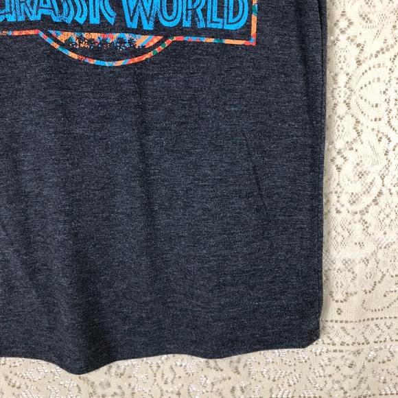 🦕 Jurassic World tee [used] - Picture 3 of 8